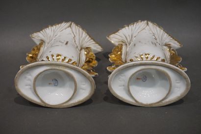 null 
Paire de vases d'église en porcelaine blanche et doré. 21 cm
