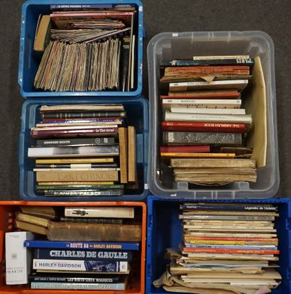 null Cinq manettes de livres, bandes dessinées, disques et divers.