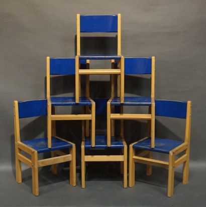 null Six chaises d'enfant en bois naturel et laqué bleu. 58x31x33 cm