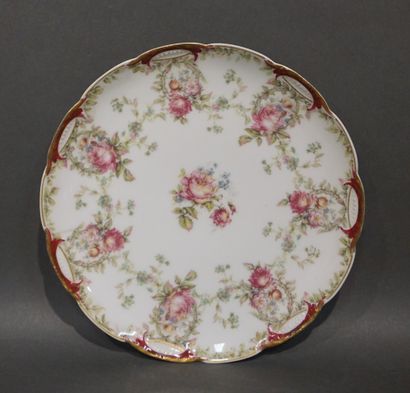 LIMOGES Série de 10 assiettes en porcelaine de Haviland à Limoges, à décor de roses...