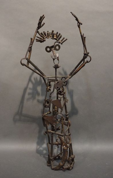 null 
Sculpture d'homme en assemblage de pièces métalliques. 77 cm
