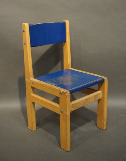 null Six chaises d'enfant en bois naturel et laqué bleu. 58x31x33 cm
