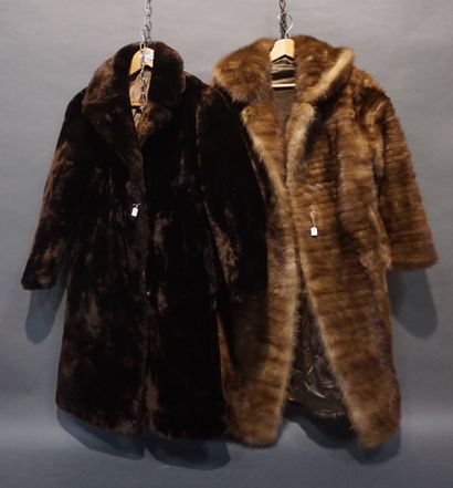 Deux manteaux de fourrure.