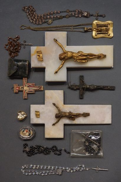 null Trois crucifix, six chapelets, médaillon, boitier et broche.