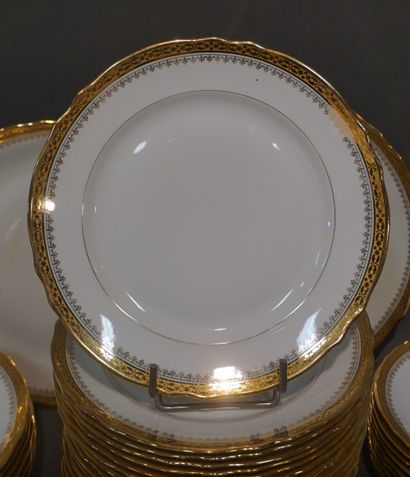 null Service en porcelaine de Limoges blanche à liseré doré. 55 pièces: 3 plats,...