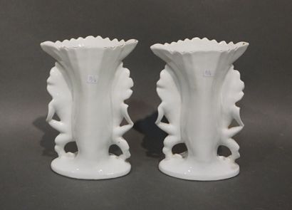 null 
Paire de vases d'église en porcelaine blanche et doré. 21 cm
