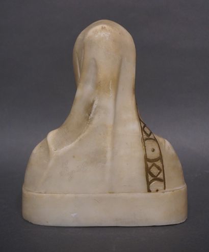 FUGIOLI Buste de vierge "Mater Purissima" en albâtre (égrenures). 20 cm