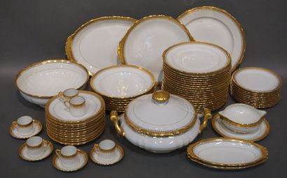 null Service en porcelaine de Limoges blanche à liseré doré. 55 pièces: 3 plats,...