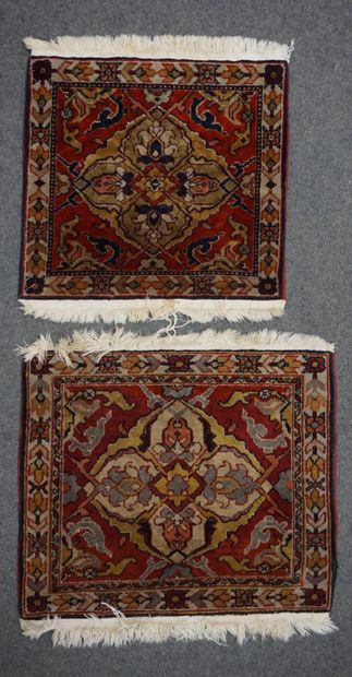 null Deux petits tapis Erevan à décor végétal sur fond rouge. 55x67 cm et 56x53 ...