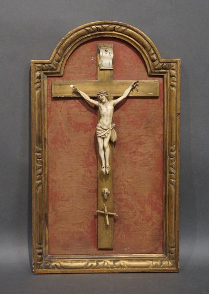 null Crucifix en os dans un encadrement en bois doré. 39x23 cm