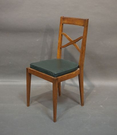 null Quatre chaises en bois naturel garnies de skaï vert. Années 50. 90x43x46 cm