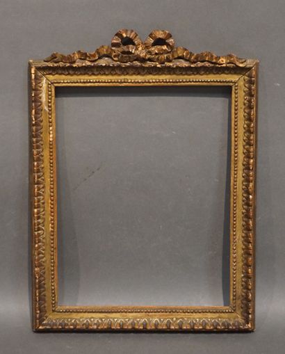 null Cadre ancien en bois doré et sculpté à décor de nœud, de style Louis XVI. A...