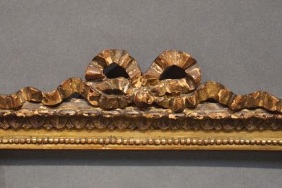 null Cadre ancien en bois doré et sculpté à décor de nœud, de style Louis XVI. A...