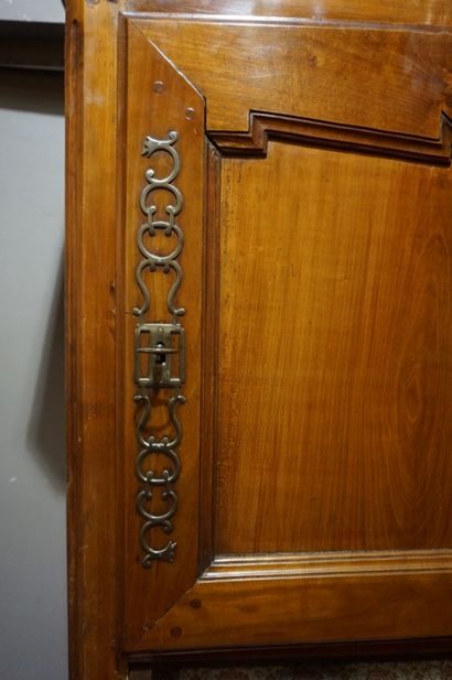 null Homme debout à deux portes et un tiroir en bois fruitier, de style Louis XV....