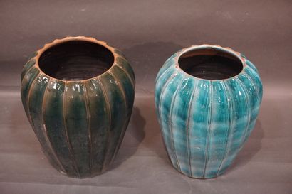 null Deux pots en terre cuite vernissée et côtelée, l'un vert (62x53 cm), l'autre...