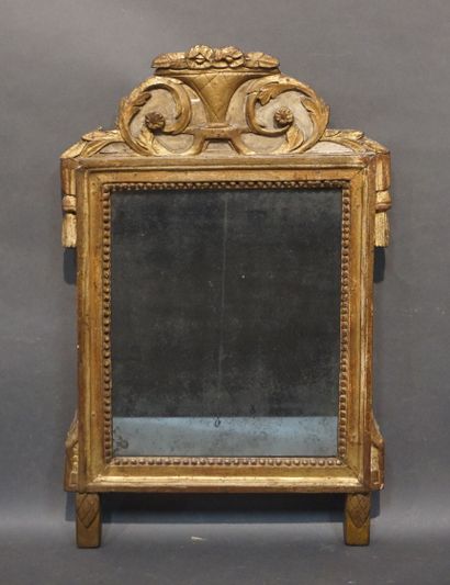 Miroir ancien en bois sculpté et doré. 61x39...