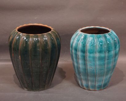 null Deux pots en terre cuite vernissée et côtelée, l'un vert (62x53 cm), l'autre...