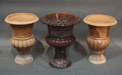 null Trois vases Medicis: une paire en terre cuite (62x43 cm) et un en terre cuite...
