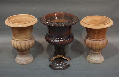 null Trois vases Medicis: une paire en terre cuite (62x43 cm) et un en terre cuite...