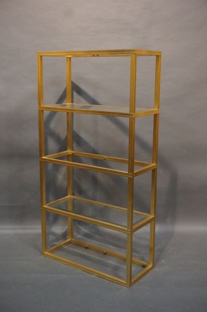 Pierre VANDEL 
Bibliothèque en aluminium doré à cinq étagères en verre (égrenures...