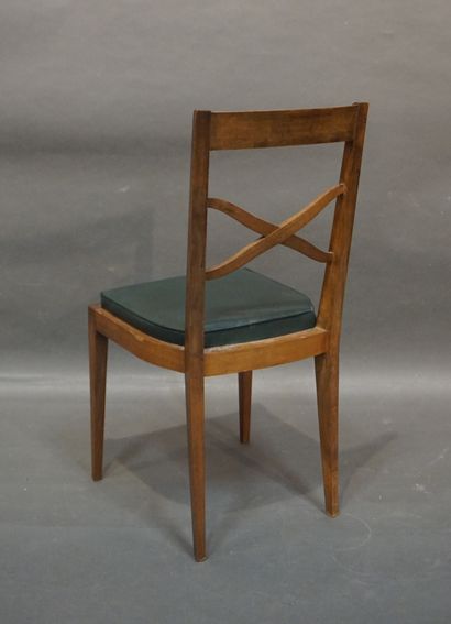null Quatre chaises en bois naturel garnies de skaï vert. Années 50. 90x43x46 cm