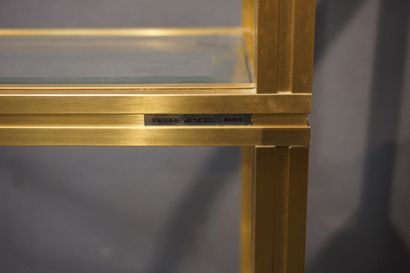 Pierre VANDEL 
Bibliothèque en aluminium doré à cinq étagères en verre (égrenures...