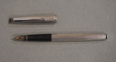 PARKER Stylo plume en métal argenté guilloché à plume en or. 12,5 cm