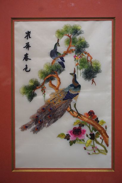 null Lot de treize broderies encadrées chinoises "oiseaux sur des branches". On y...