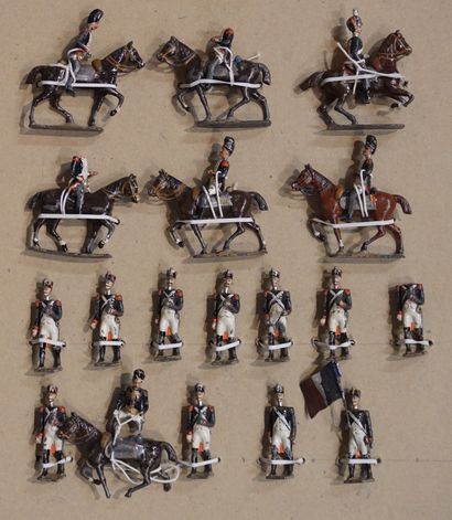 Soldats de plomb Sept cavaliers et onze soldats de plomb (certains incomplets, accidentés)....