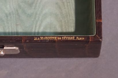 null Coffret signé "A la marquise de Sévigné". 7x20,5x16 cm