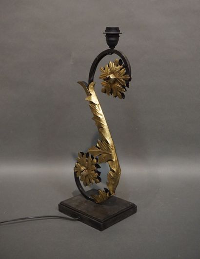 null Lampe en fer forgé à décor de fleurs en métal doré. 60 cm