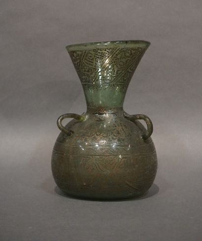 null Vase en verre vert à trois anses, à inscriptions arabes gravées (fêle). 24,5...