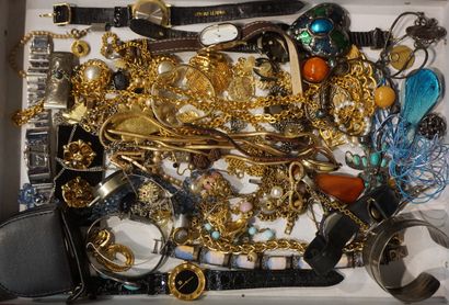 null Lot de bijoux de fantaisie, chaines, colliers, bagues, bracelets, montres, pendentifs...