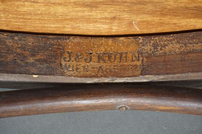 KOHN Fauteuil en bois courbé. Estampillé J&J KOHN Wien Austria. 98x60x60 cm