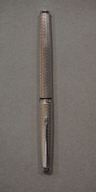 PARKER Stylo plume en métal argenté guilloché à plume en or. 12,5 cm