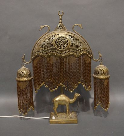 null Lampe orientale en métal doré à décor de dromadaire aux trois abat-jours à pendeloques....
