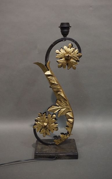 null Lampe en fer forgé à décor de fleurs en métal doré. 60 cm