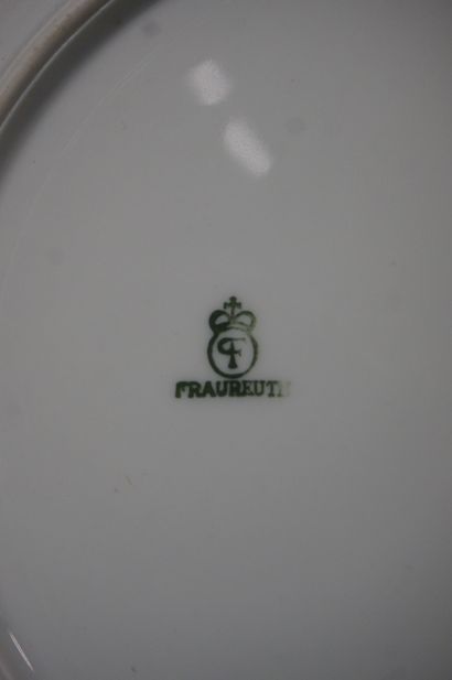FRAUREUTH Service de table en porcelaine allemande de Fraureuth blanche à liseré...