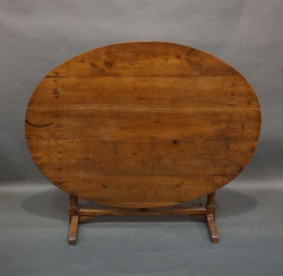 null Table de vigneron, ovale, en bois naturel, à plateau basculant. 72x145x108 cm...