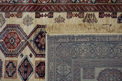 null Oriental carpet with blue and red cartouche on cream background. 170x116 cm