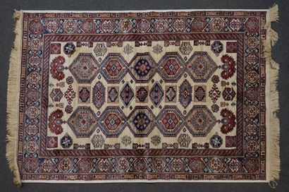 null Oriental carpet with blue and red cartouche on cream background. 170x116 cm