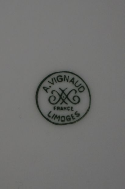 VIGNAUD Partie de service de table de A. Vignaud à Limoges en porcelaine blanche...