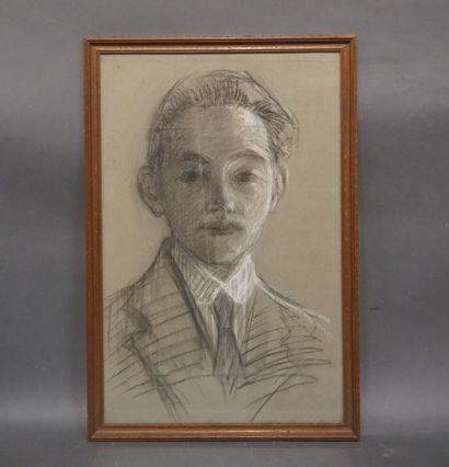 null Fusain et craies de couleurs: "Portrait de jeune homme". 46x30 cm