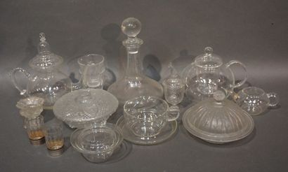 null Manette de verrerie et cristallerie, bonbonnières, carafe, 2 verres à montures...