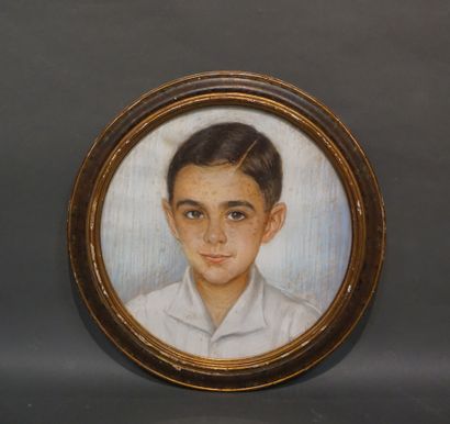 null Pastel rond: "Portrait d'enfant", sbd (taché). 40 cm