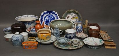 null Handle of earthenware and Asian porcelain, pots, plates, pourers, bowls, dishes,...