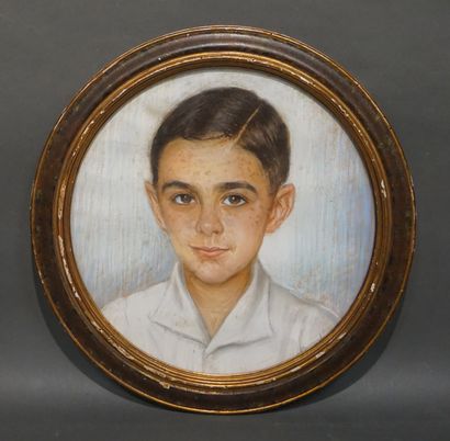 null Pastel rond: "Portrait d'enfant", sbd (taché). 40 cm