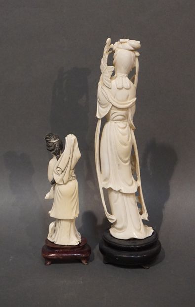 null Deux statuettes asiatiques sculptées: "Musicienne" et "Femme au lapin". 29 cm...