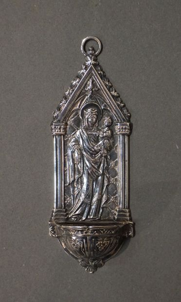 null Petit bénitier en métal repoussé à décor de Vierge à l'enfant. 14 cm