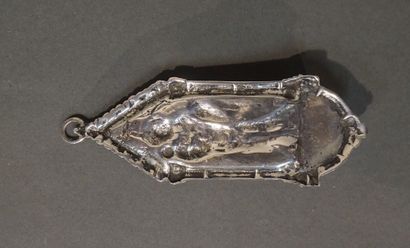 null Petit bénitier en métal repoussé à décor de Vierge à l'enfant. 14 cm